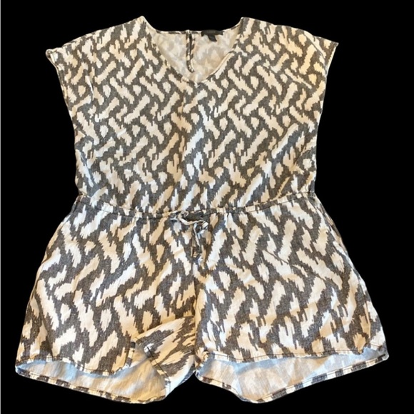 J. Crew Pants - J.Crew Black and White Graphic Cap Sleeve Shorts Jumper. Size XS. With Pockets.